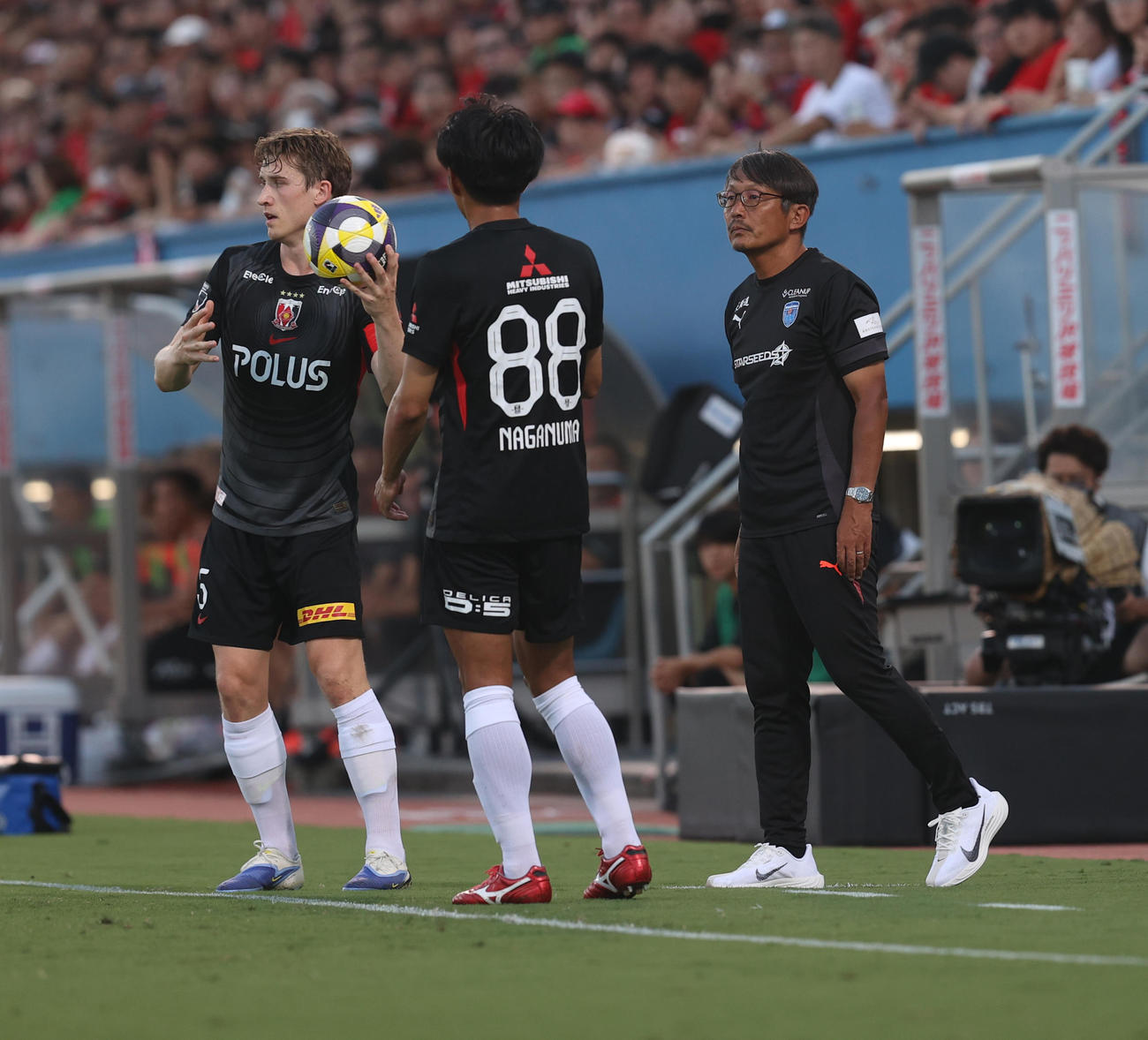 横浜FC対浦和　前半、戦況を見守る横浜FC三浦監督（右端）（撮影・水谷安孝）