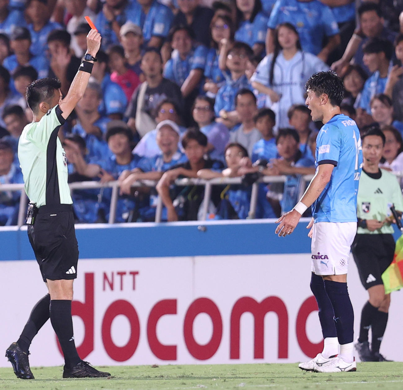 横浜FC対浦和　後半、レッドカードをもらう横浜FC伊藤槙（撮影・水谷安孝）