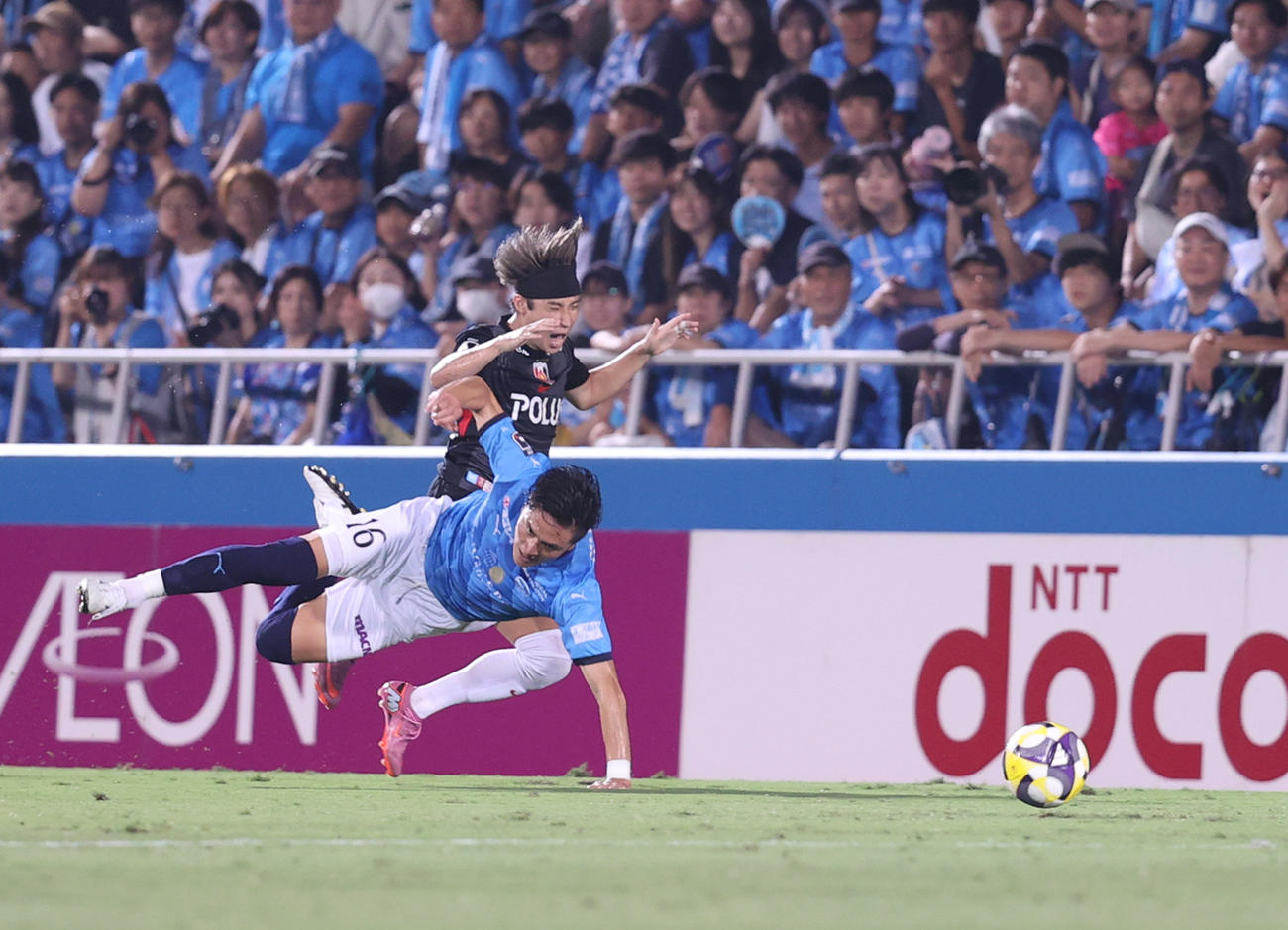 横浜FC対浦和　後半、激しいボールの奪い合いをする横浜FC伊藤槙（手前）と浦和松尾（撮影・水谷安孝）