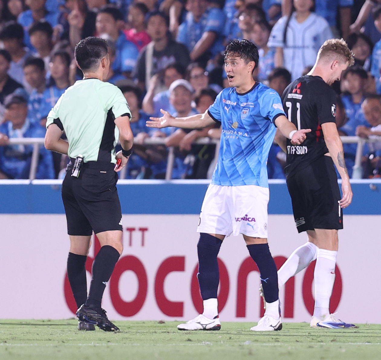 横浜FC対浦和　後半、レッドカードをもらい抗議する横浜FC伊藤槙（撮影・水谷安孝）