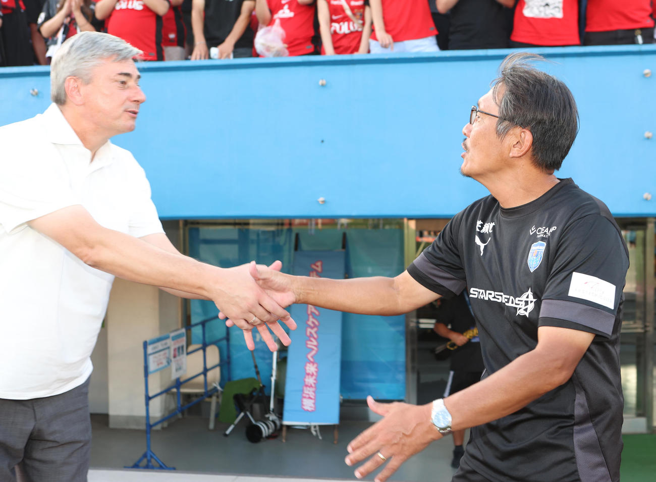 横浜FC対浦和　試合前、あいさつを交わす浦和スコルジャ監督（左）と横浜FC三浦監督（撮影・水谷安孝）