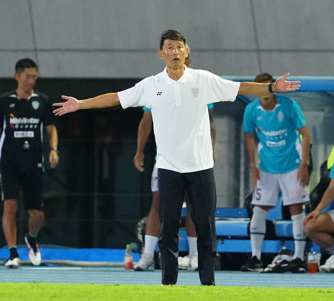 川崎F対福岡　前半、手を広げアピールする福岡金明輝監督（撮影・江口和貴）