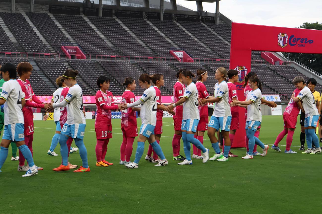 開幕戦の試合前に握手するマイナビ仙台（手前）とC大阪ヤンマーの選手
