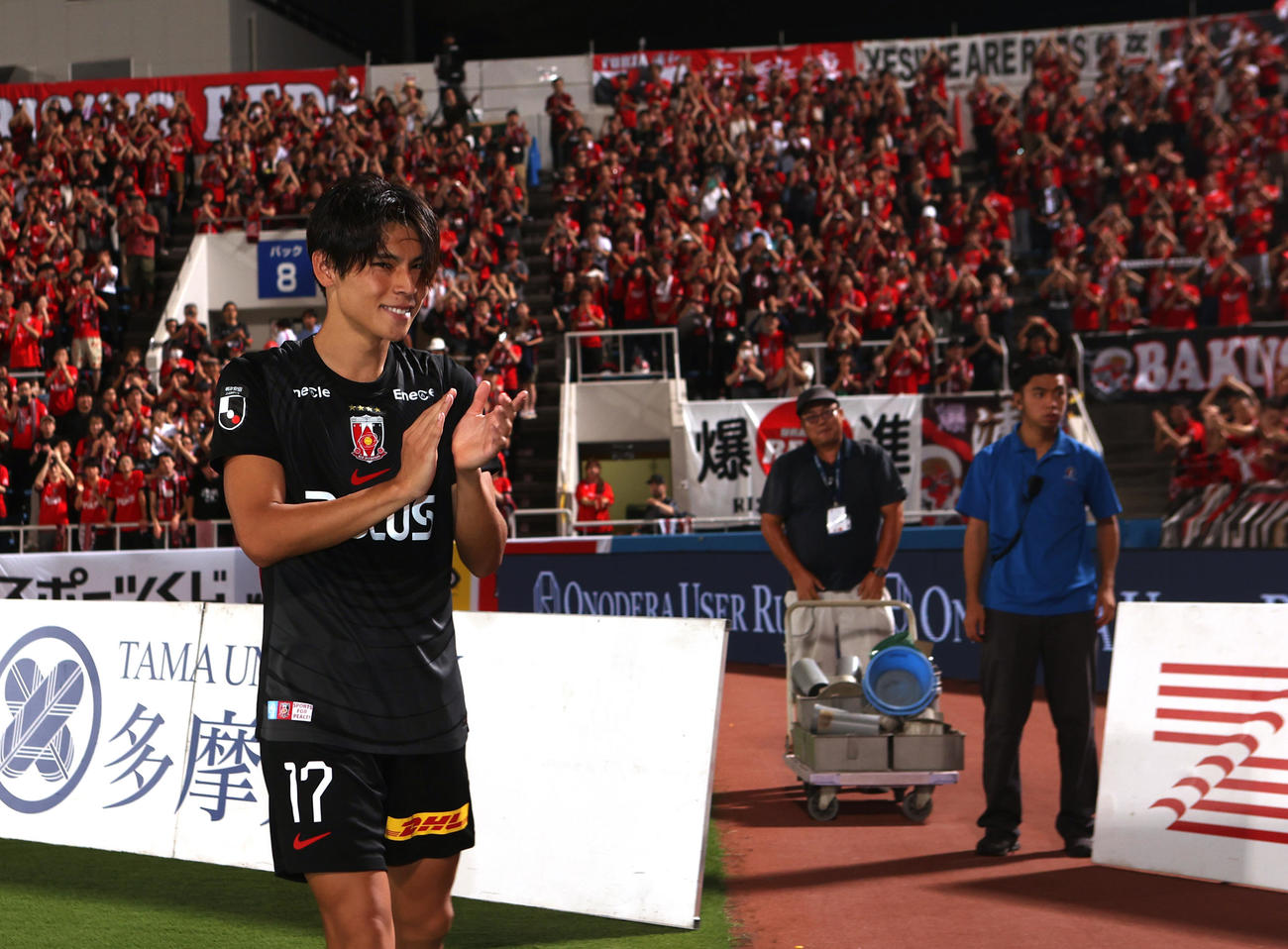 横浜FC対浦和　勝利を飾りサポーターにあいさつする浦和小森（撮影・水谷安孝）