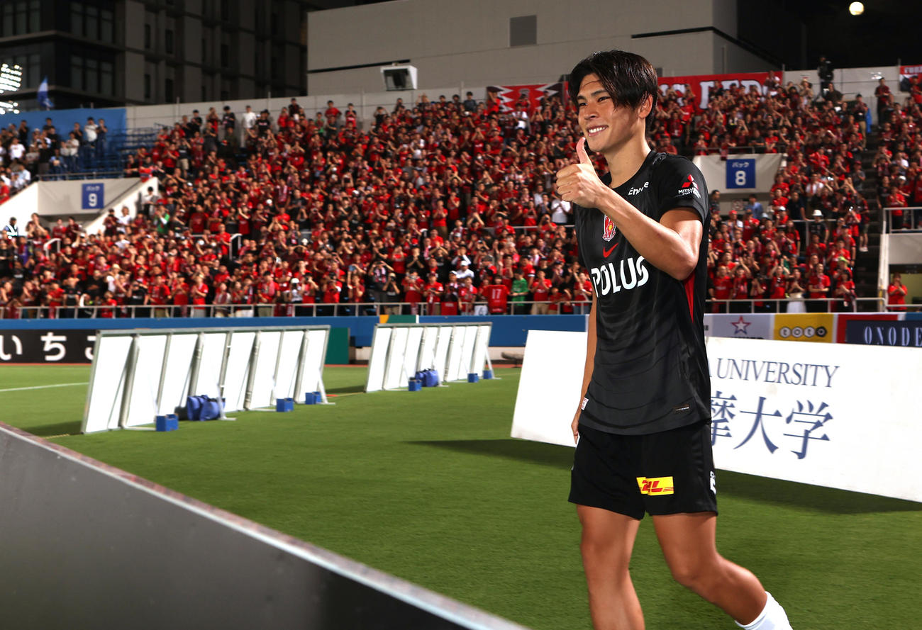 横浜FC対浦和　勝利を飾りサポーターにあいさつする浦和小森（撮影・水谷安孝）