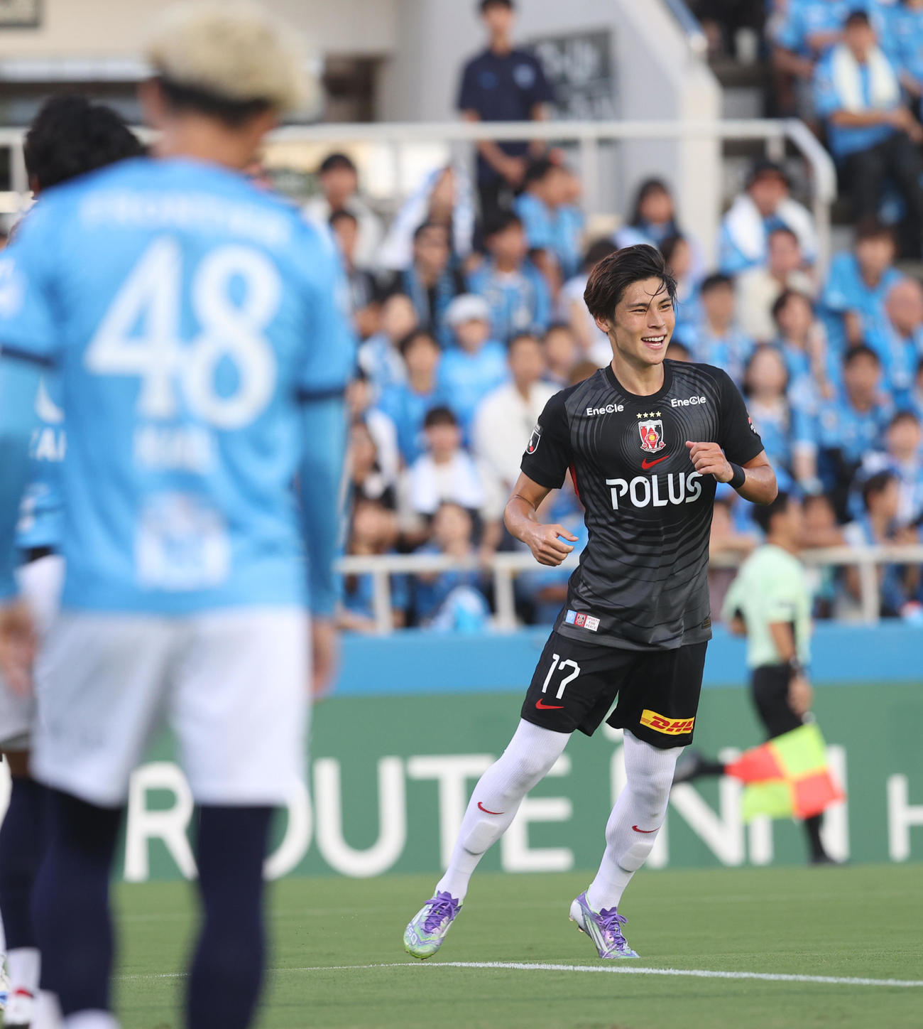 横浜FC対浦和　前半、ゴールを決め笑顔を見せる浦和小森（撮影・水谷安孝）