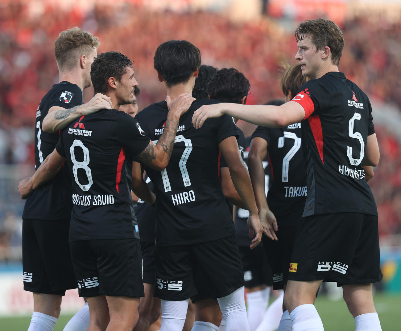 横浜FC対浦和　前半、ゴールを決め喜ぶ浦和イレブン（撮影・水谷安孝）