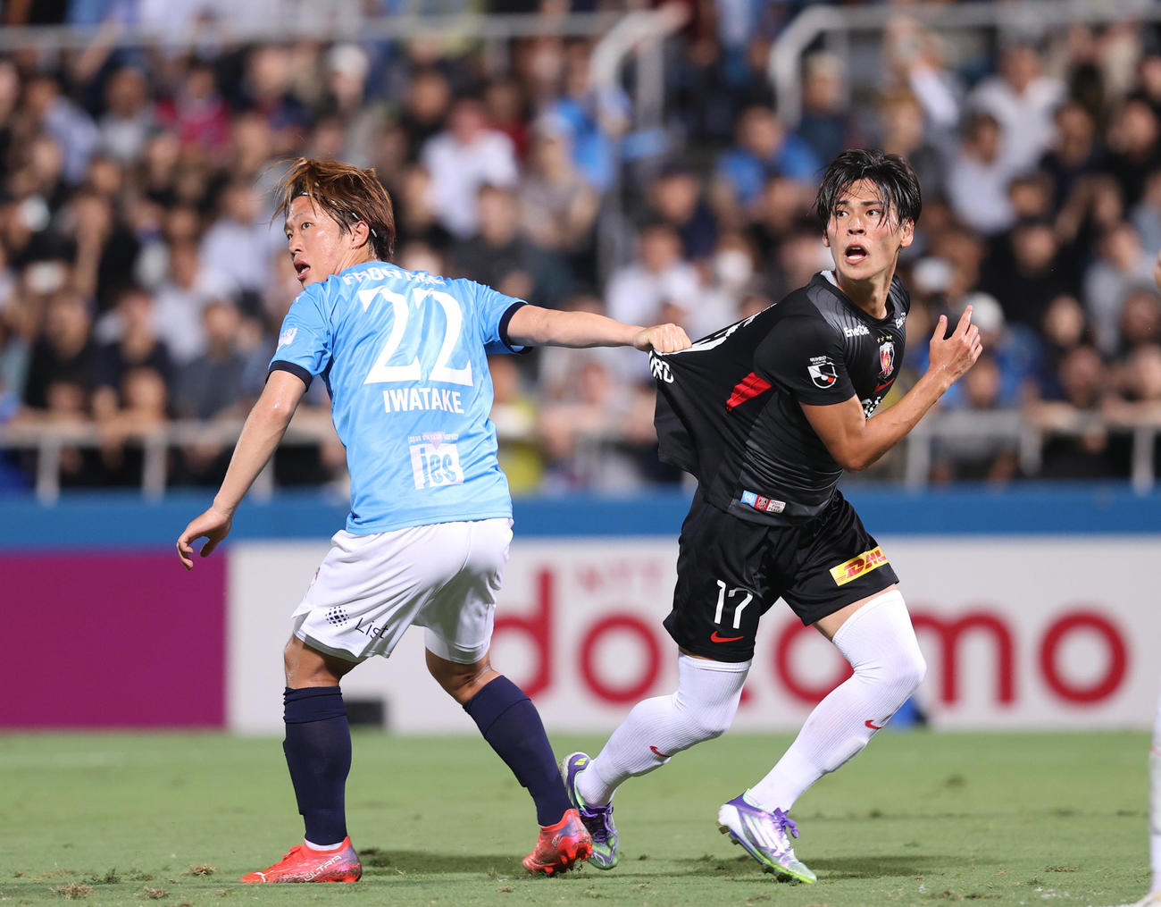 横浜FC対浦和　後半、ゴール前で厳しいマークにあう浦和小森（右）（撮影・水谷安孝）＝2025年8月9日
