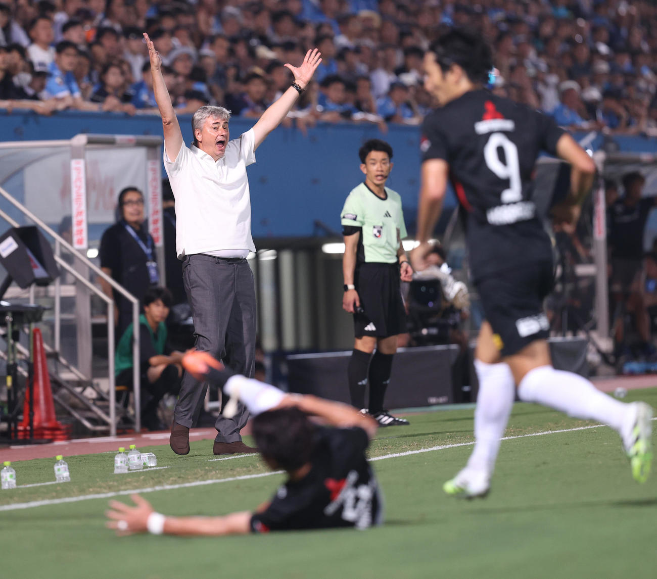 横浜FC対浦和　浦和の選手が倒されアピールする浦和スコルジャ監督（撮影・水谷安孝）