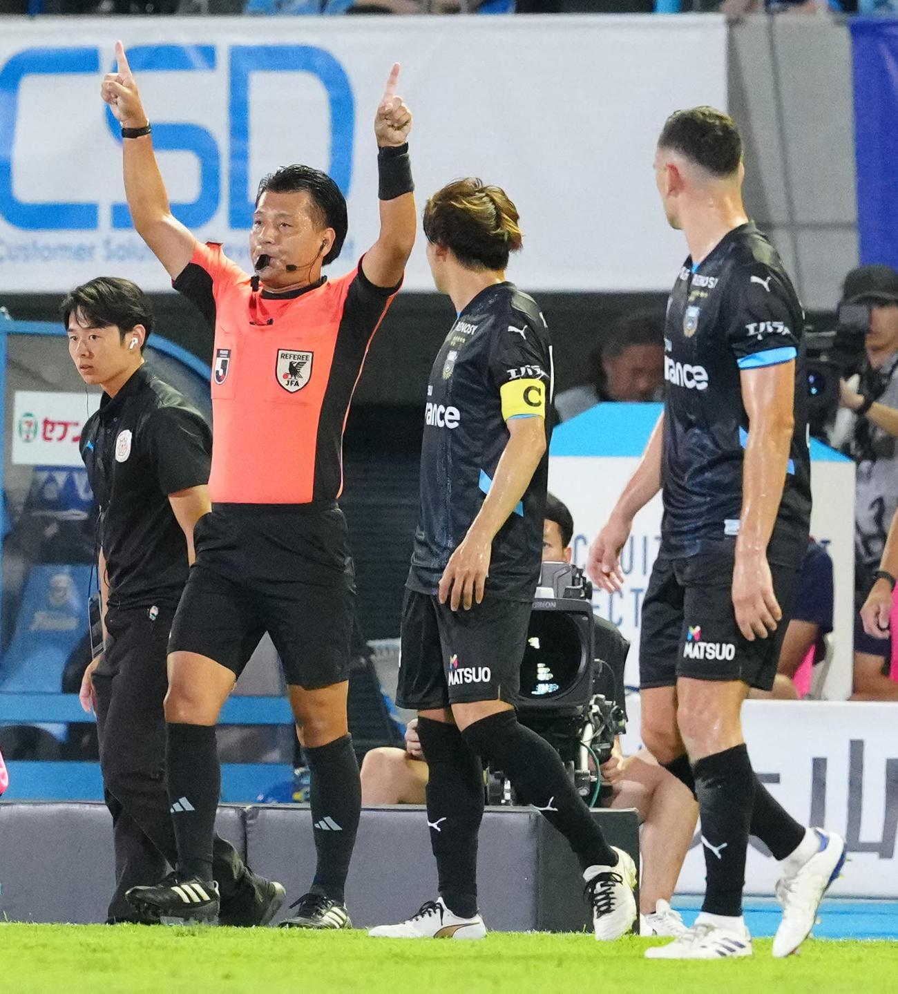 川崎F対福岡　前半、川崎Fウレモビッチ（右）のファウルに対しVARの結果を伝える清水主審（撮影・江口和貴）