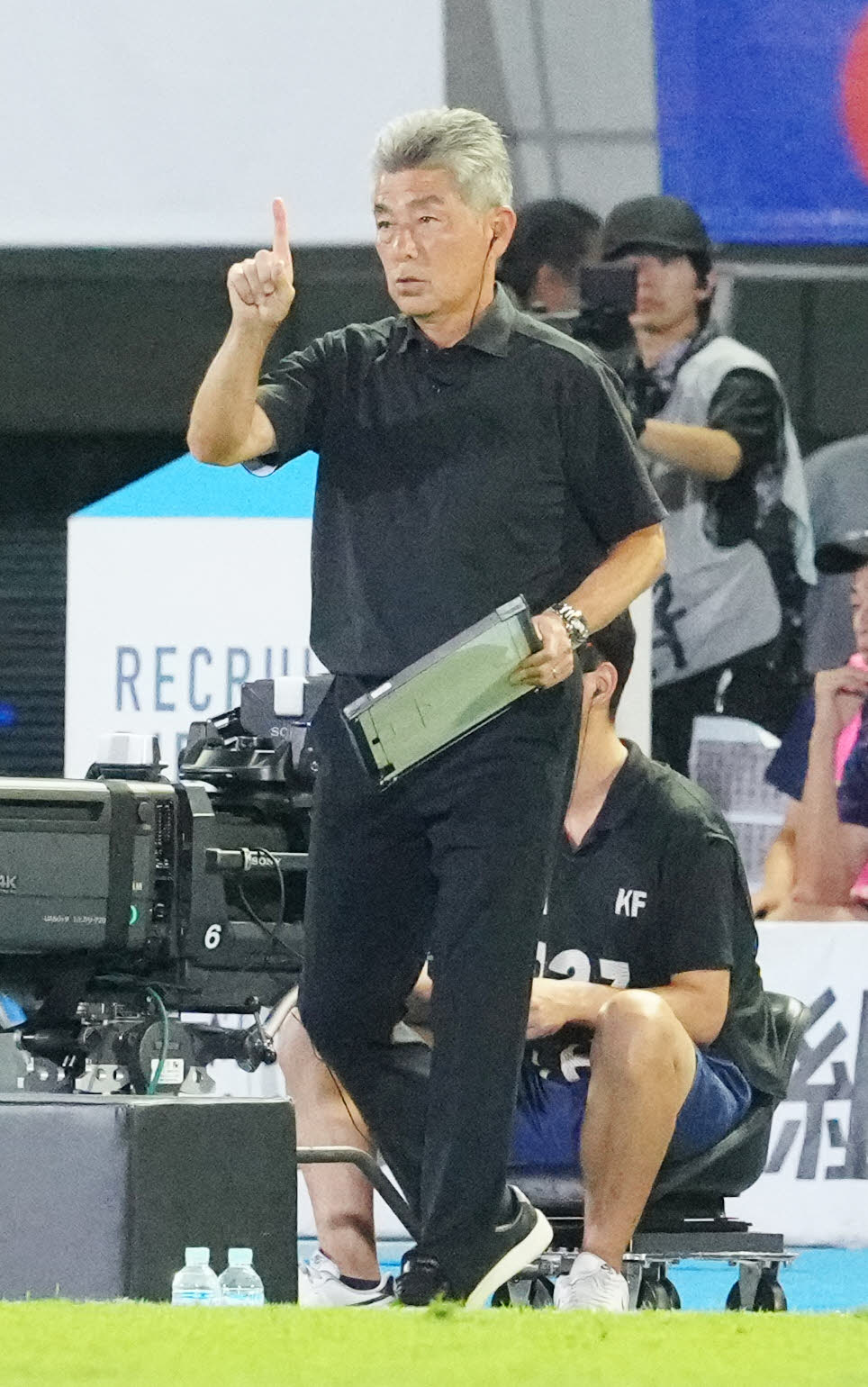 川崎F対福岡　前半、川崎Fファンウェルメスケルケンが退場し、選手たちに指示を出す長谷部監督（撮影・江口和貴）