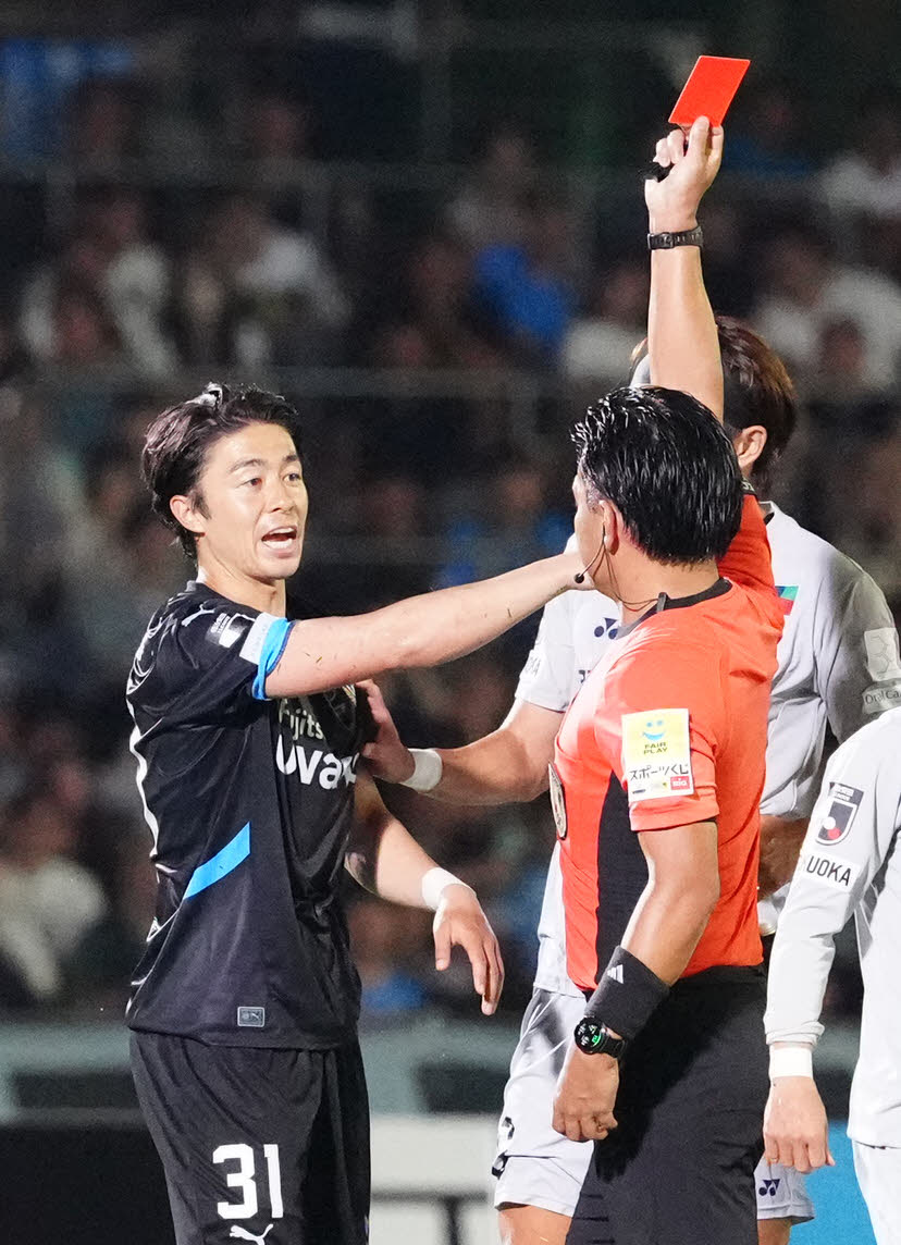 川崎F対福岡　前半、退場を宣告される川崎Fファンウェルメスケルケン（左）（撮影・江口和貴）