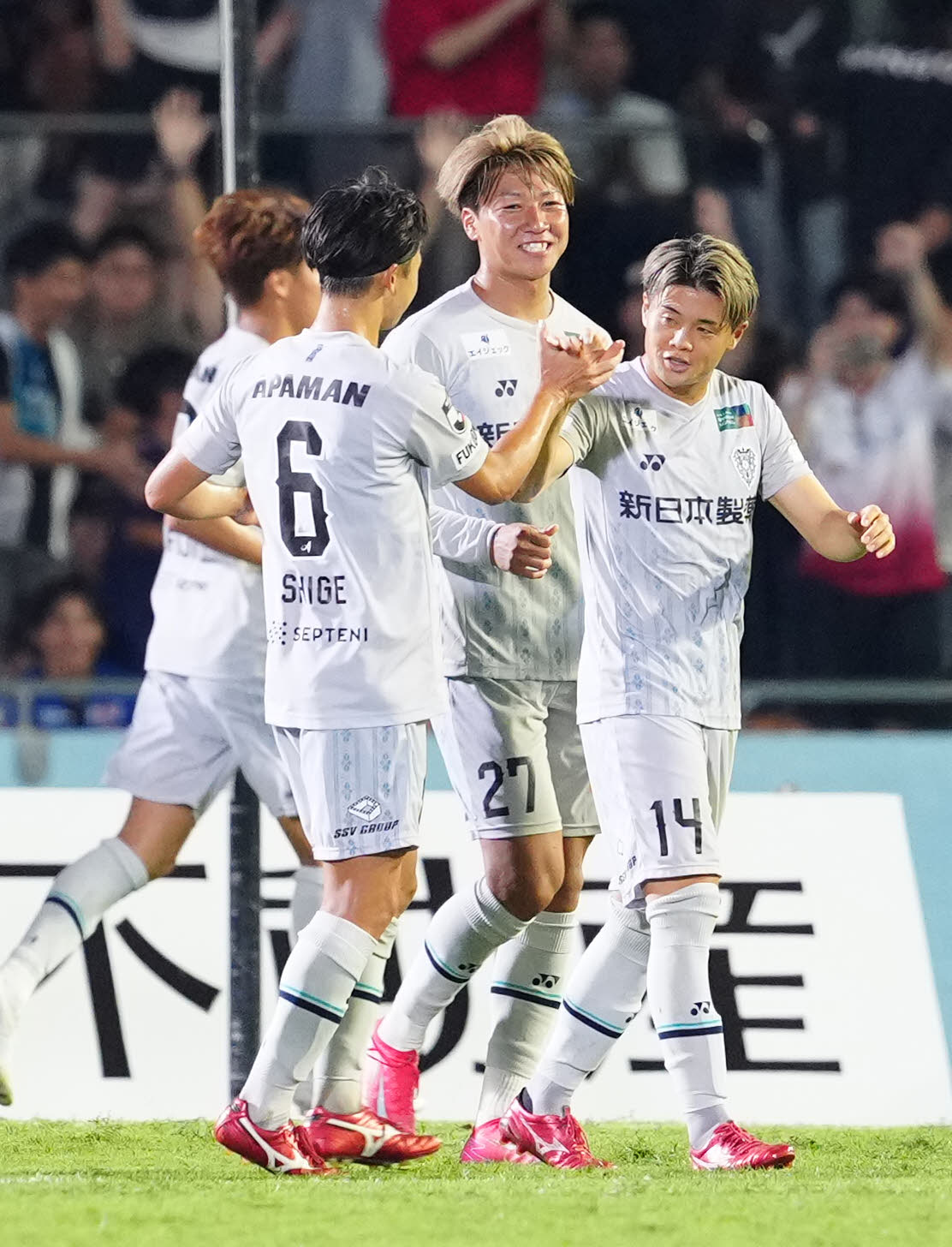 川崎F対福岡　後半、PKでゴールを決めた福岡名古（右）（撮影・江口和貴）