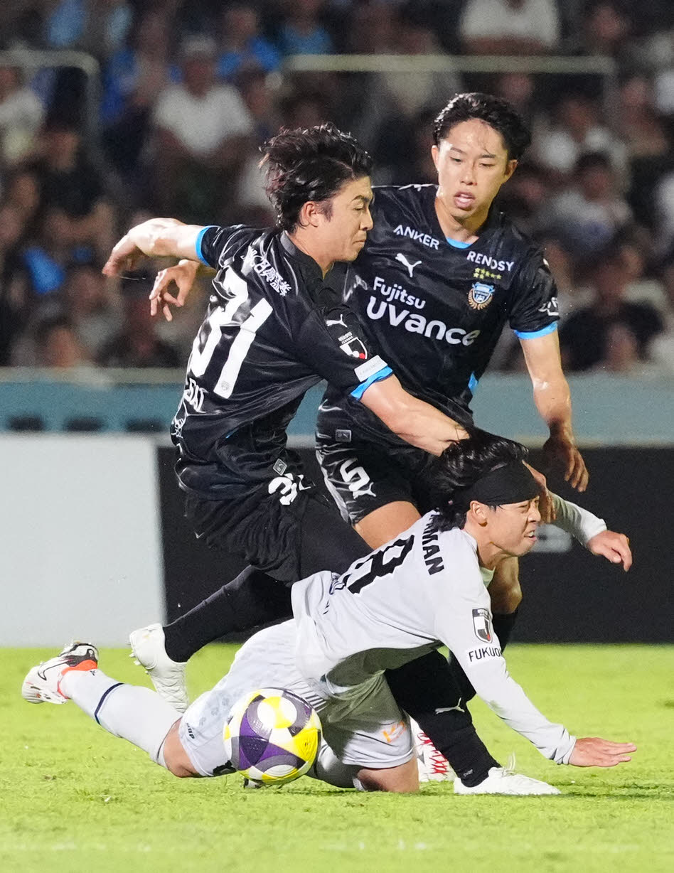 川崎F対福岡　前半、福岡紺野（下）へのファウルで2枚目の警告を受け、退場となった川崎Fファンウェルメスケルケン（左）（撮影・江口和貴）