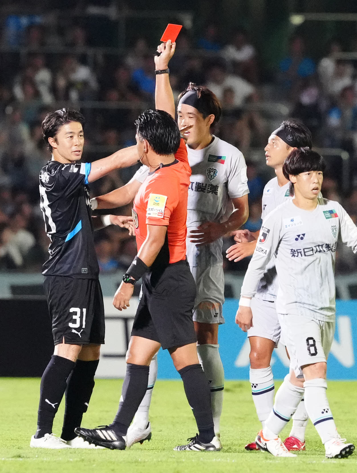 川崎F対福岡　前半、退場を宣告される川崎Fファンウェルメスケルケン（左端）（撮影・江口和貴）