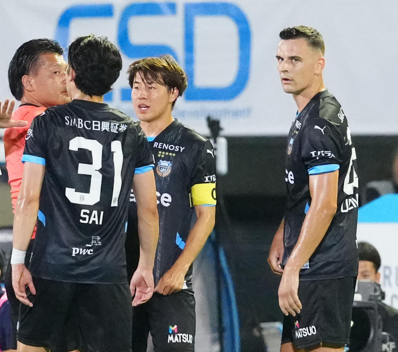 川崎F対福岡　前半、VARの結果、退場を宣告された川崎Fウレモビッチ（右）（撮影・江口和貴）