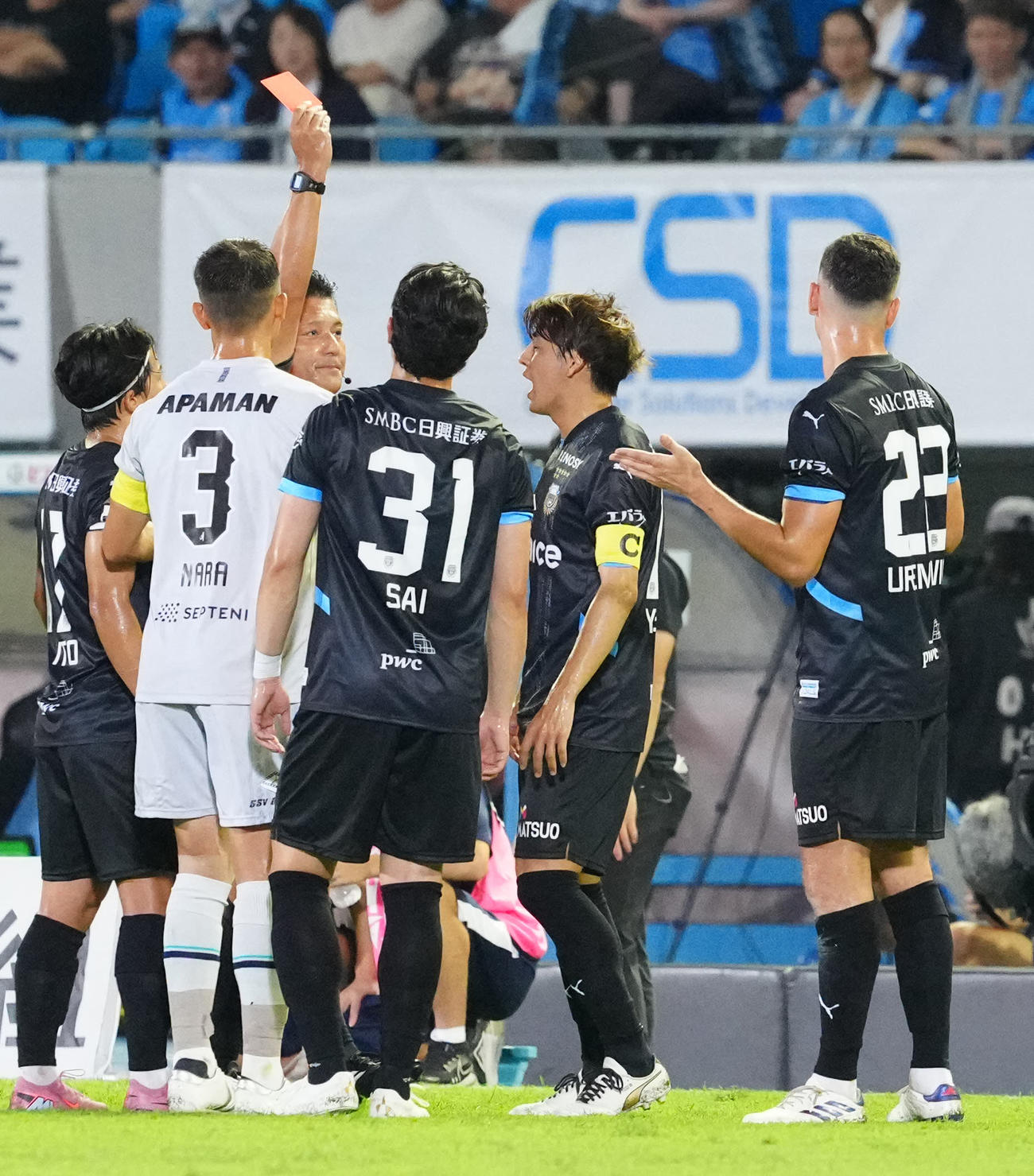 川崎F対福岡　前半、VARの結果、退場を宣告される川崎Fウレモビッチ（右端）（撮影・江口和貴）