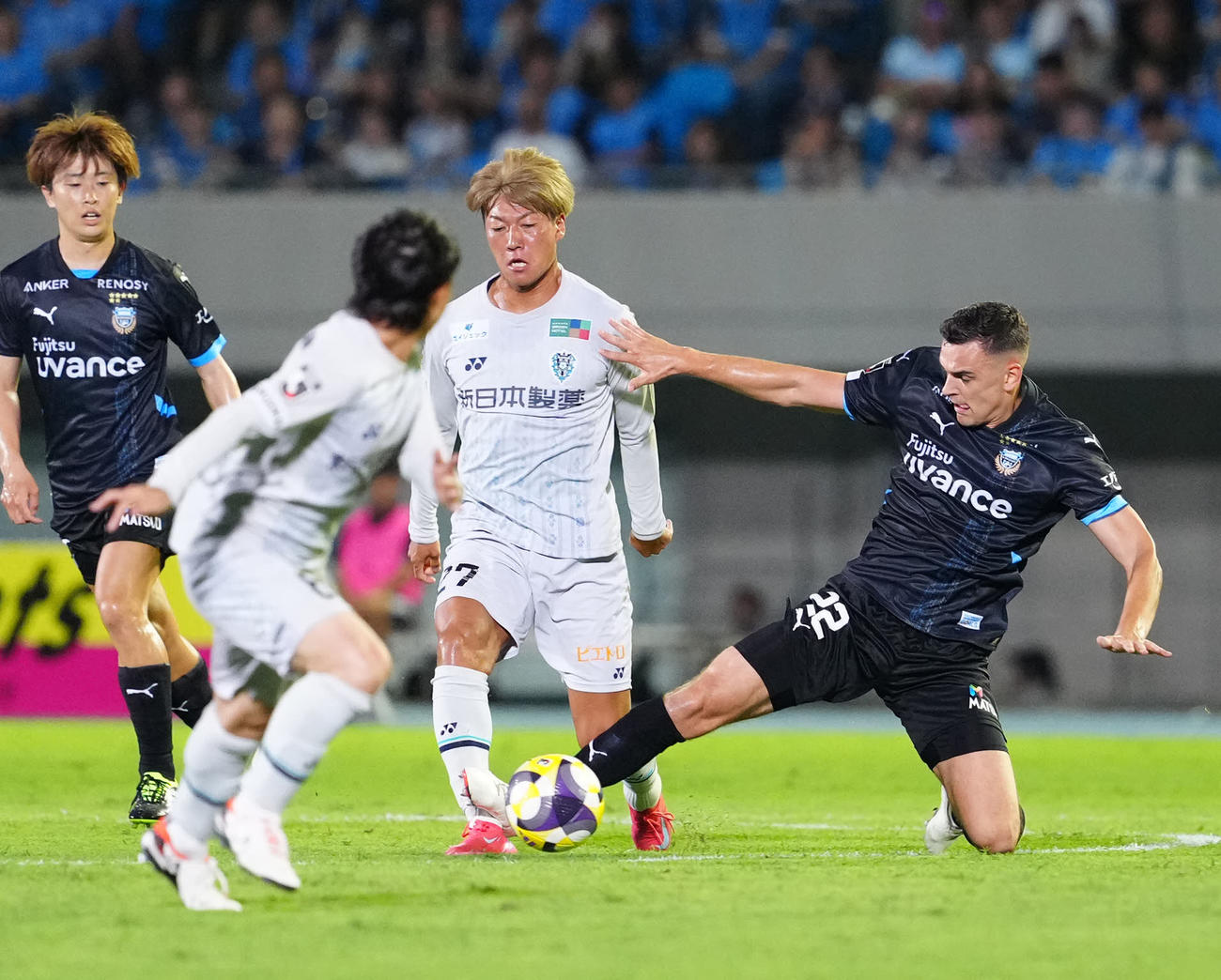 川崎F対福岡　前半、福岡碓井（中央）にファウルし退場となった川崎Fウレモビッチ（撮影・江口和貴）
