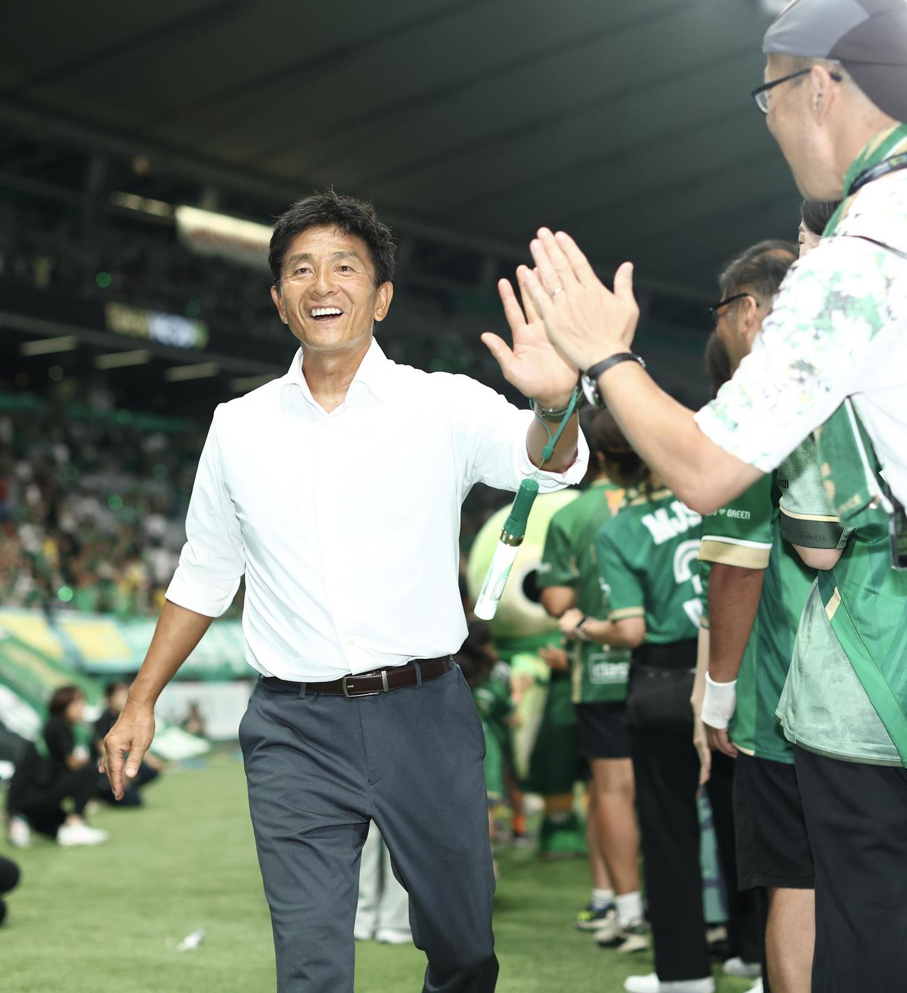 東京V対横浜　横浜に勝利し、サポーターとタッチを交わす東京V城福監督（撮影・河田真司）