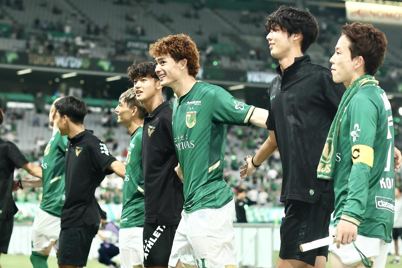 東京V対横浜　横浜に勝利し、サポーターと歓喜する谷口（中央）ら東京Vの選手ら（撮影・河田真司）
