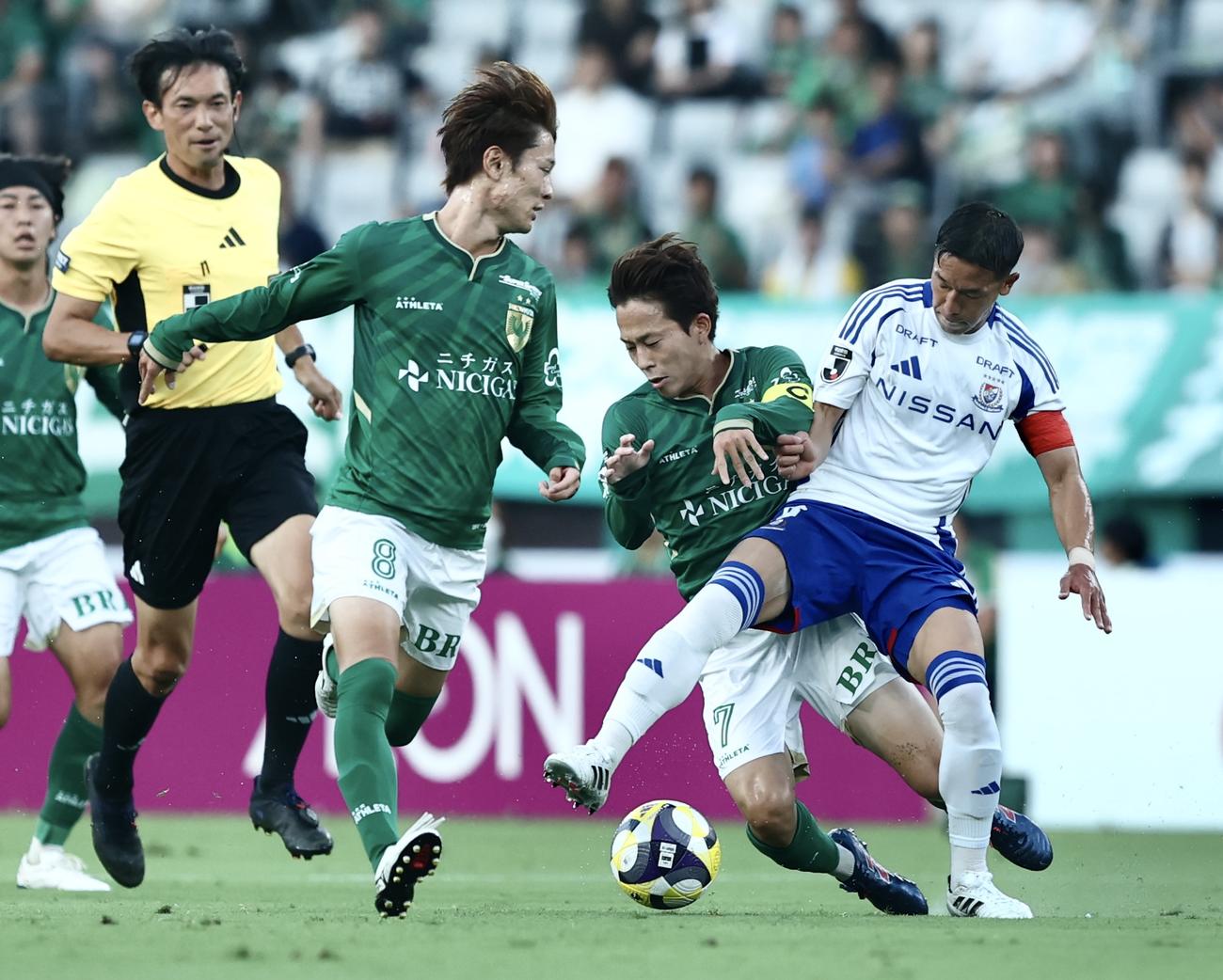 東京V対横浜　前半、競り合う横浜喜田（右）と東京V森田（撮影・河田真司）