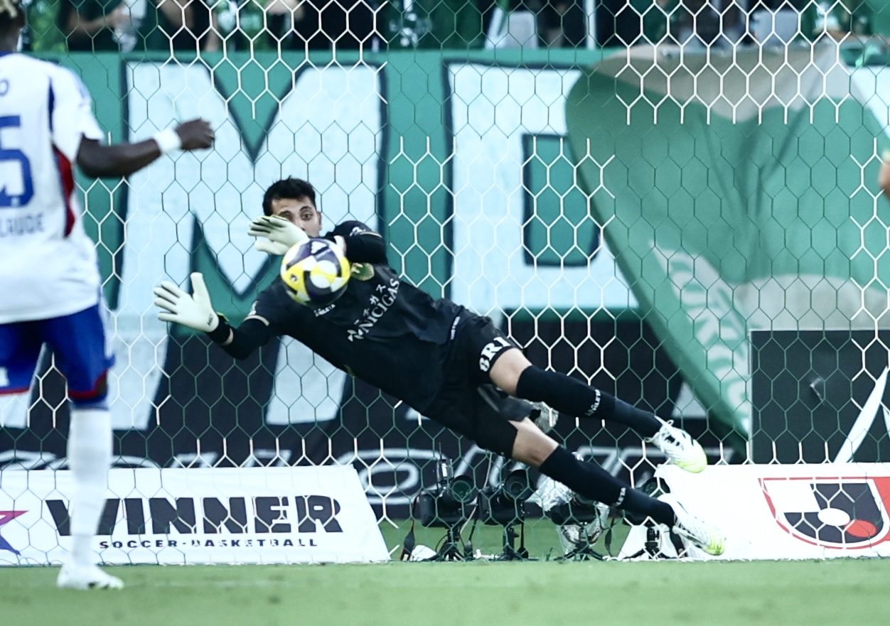 東京V対横浜　前半、ボールを弾く東京V・GKマテウス（撮影・河田真司）