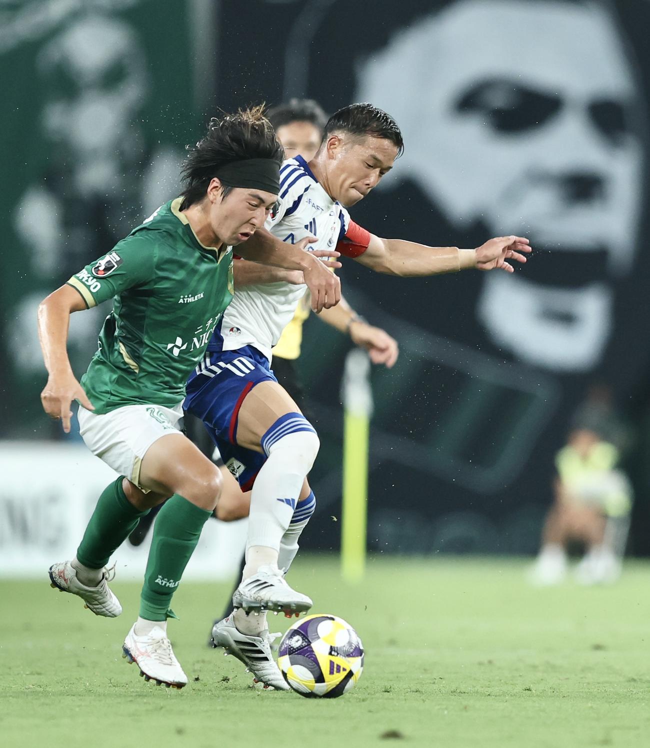 東京V対横浜　前半、競り合う東京V松橋（左）と横浜喜田（撮影・河田真司）