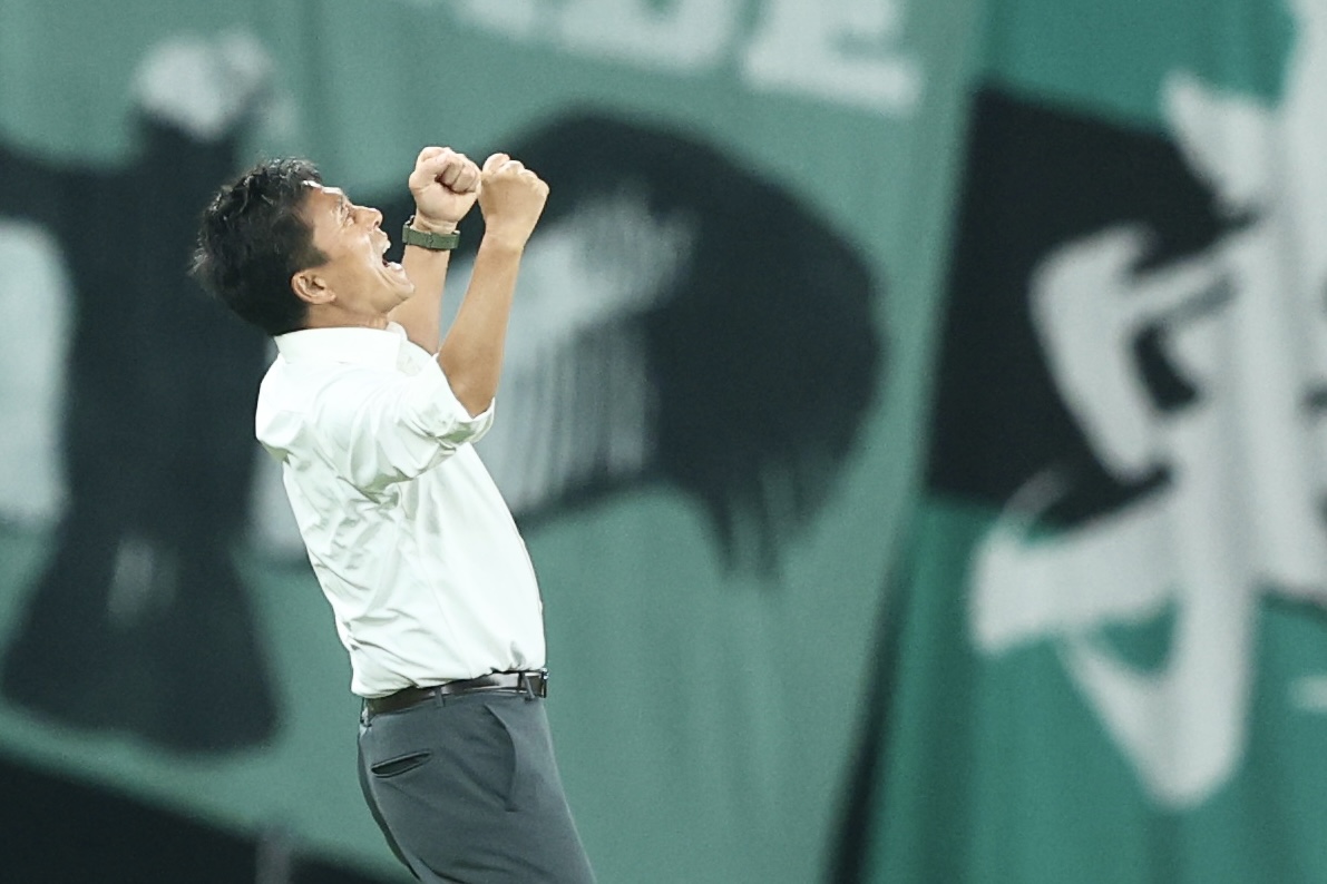 東京V対横浜　横浜に勝利し、ガッツポーズする東京V城福監督（撮影・河田真司）