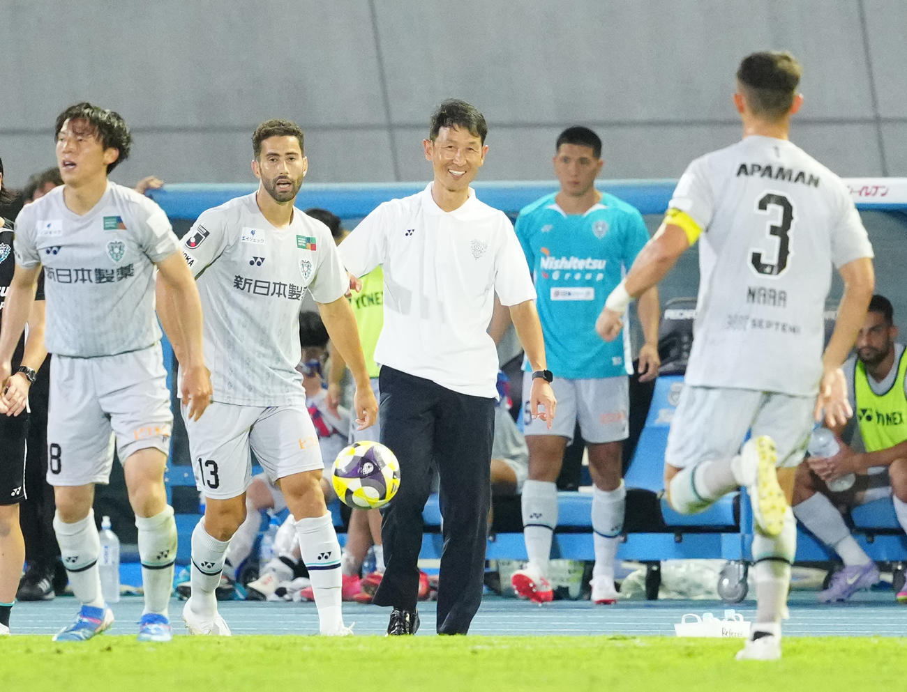 川崎F対福岡　後半、笑顔を見せる福岡金明輝監督（中央）（撮影・江口和貴）