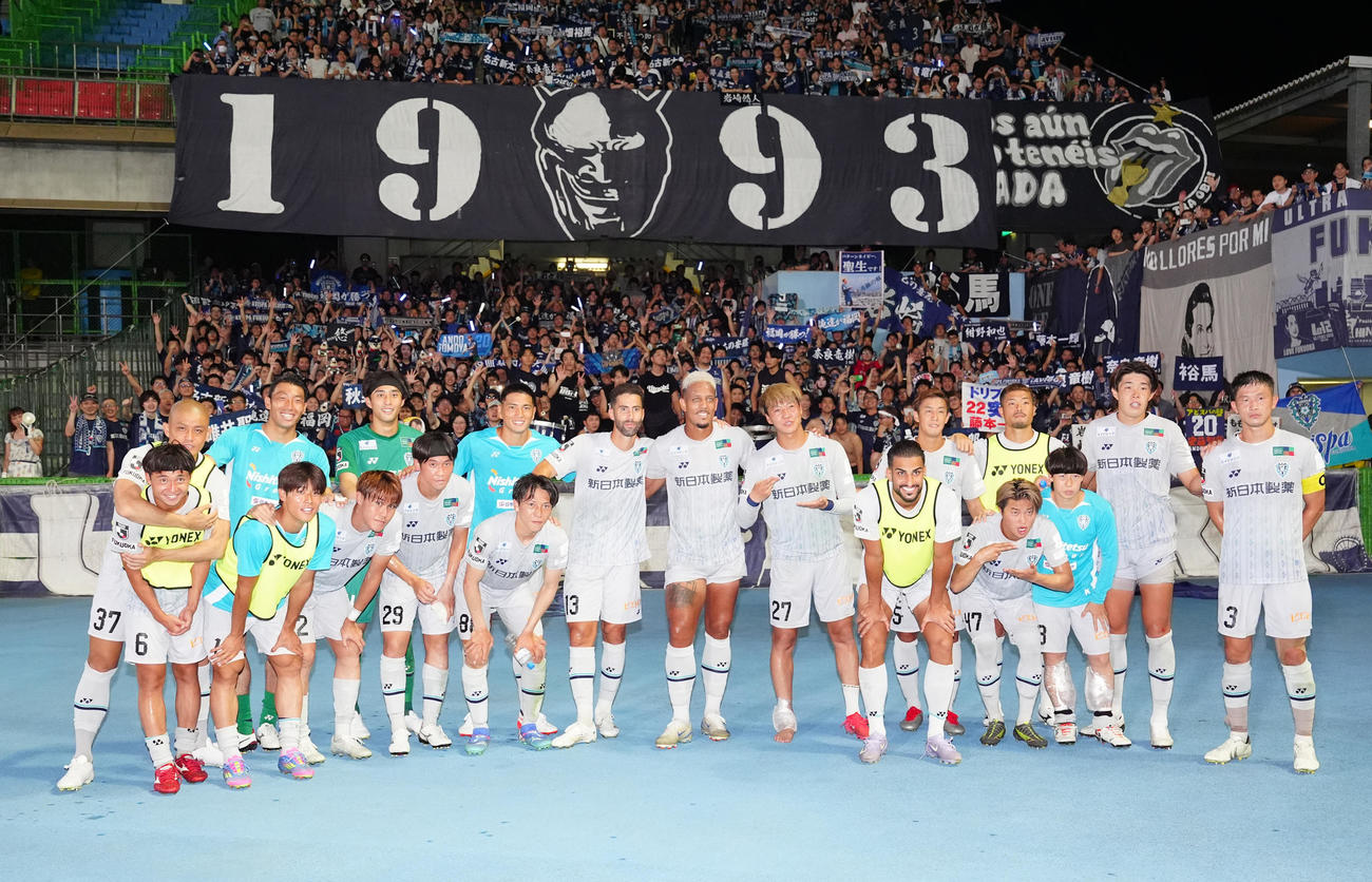 川崎F対福岡　試合後、写真に納まる福岡の選手たち（撮影・江口和貴）