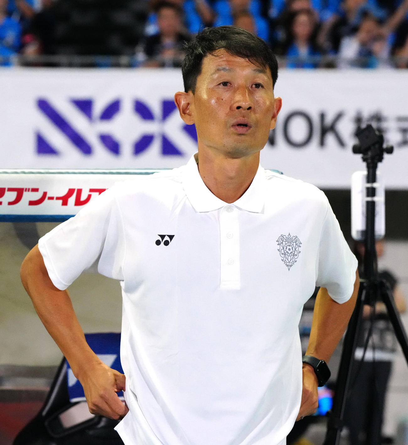 川崎F対福岡　試合前、ベンチ前に立つ福岡金明輝監督（撮影・江口和貴）