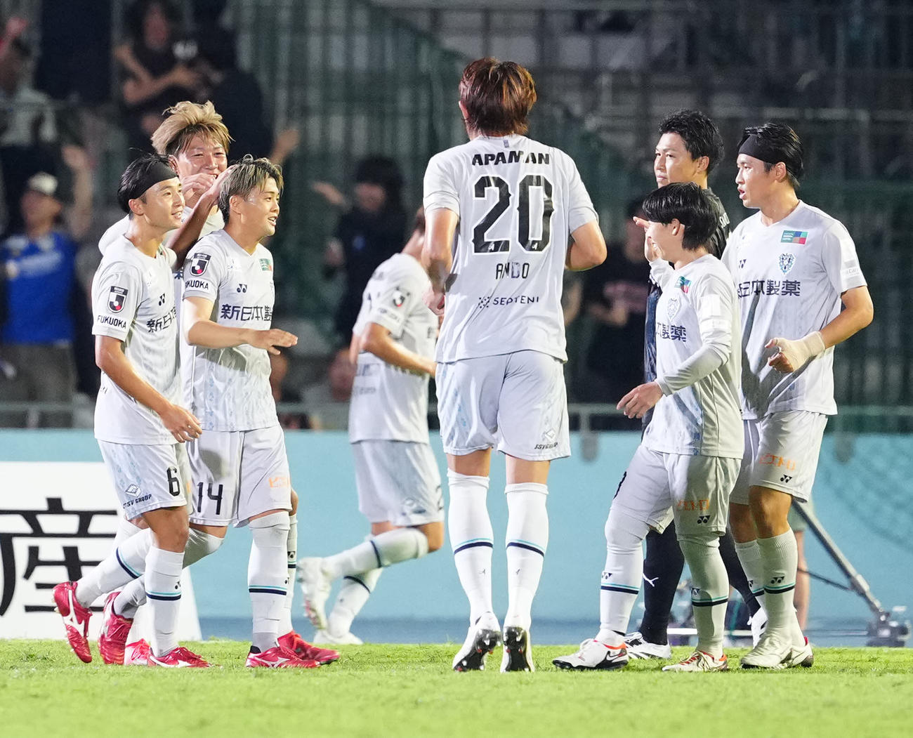 川崎F対福岡　後半、PKでゴールを決めた福岡名古（左から3人目）（撮影・江口和貴）
