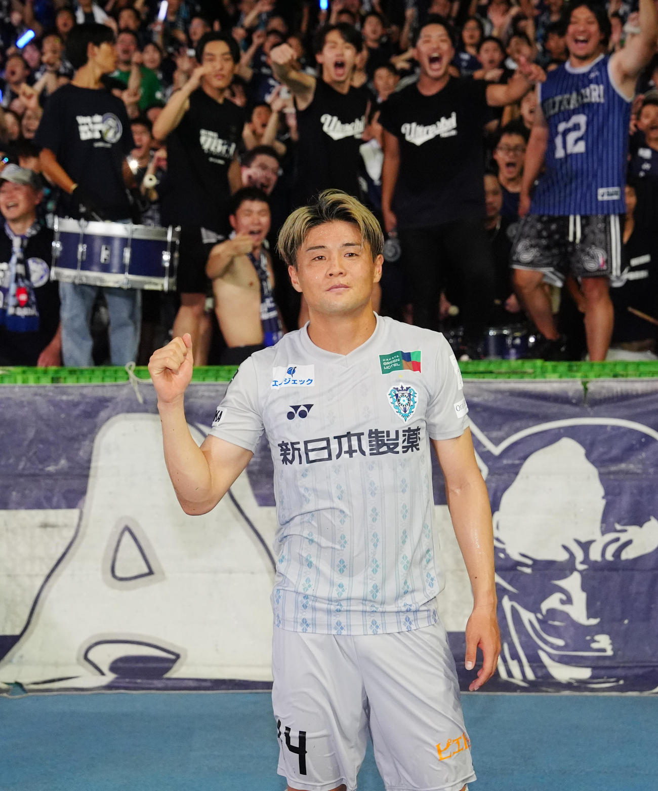 川崎F対福岡　試合後、写真に納まる福岡名古（撮影・江口和貴）