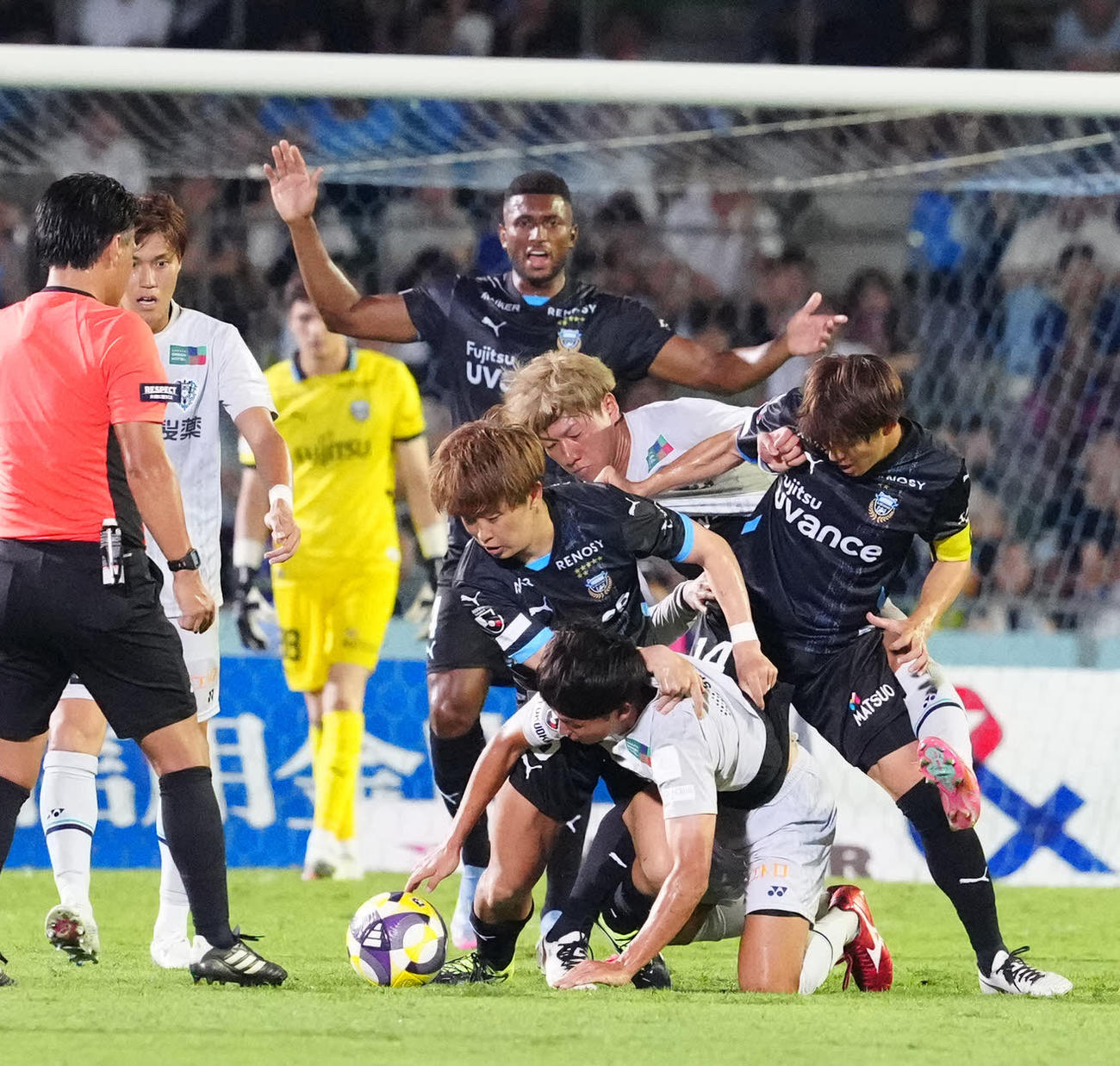川崎F対福岡　後半、ボールを奪い合う選手たち（撮影・江口和貴）