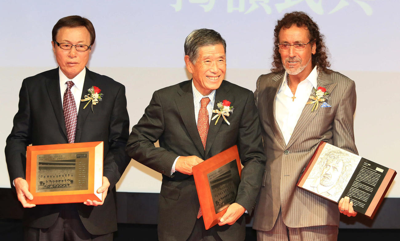 18年9月、日本サッカー殿堂掲額式典で記念撮影する、左から釜本氏、横山謙三氏、ラモス瑠偉氏
