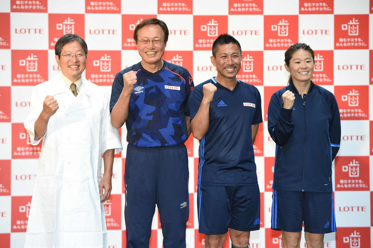 釜本サッカー教室にスペシャルゲストとして参加した澤穂希さん（右）。左から武田友孝教授、釜本邦茂氏、前園真聖氏（撮影・たえ見朱実）