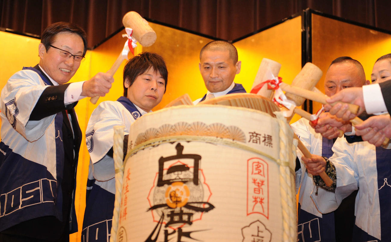 一門の激励会で鏡開きを行う貴乃花親方（中央）。左は釜本邦茂氏（撮影・桑原亮）