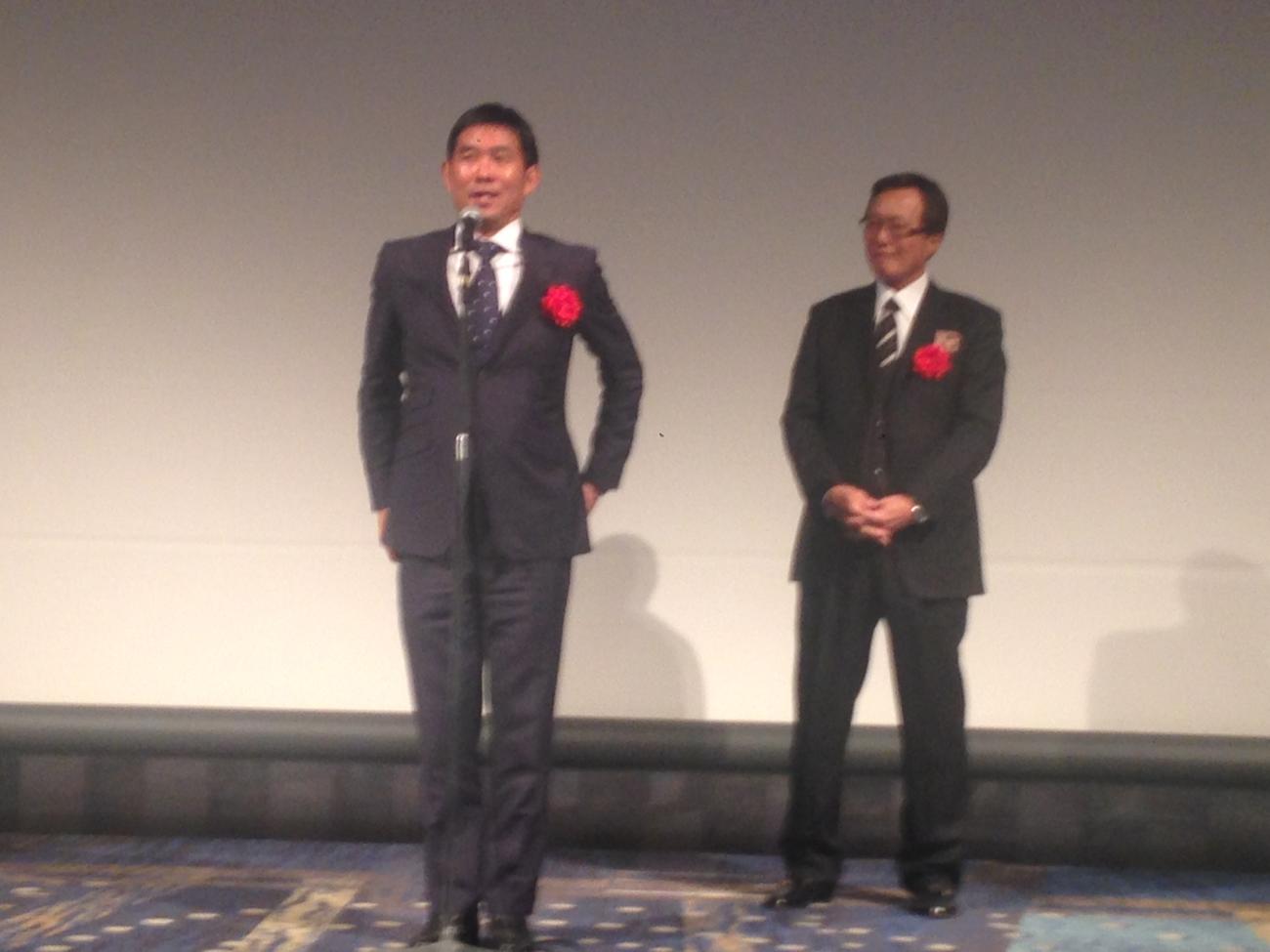 メキシコ五輪銅メダリストの釜本邦茂氏（右）に激励されて東京五輪の金メダル獲得を宣言した森保一監督