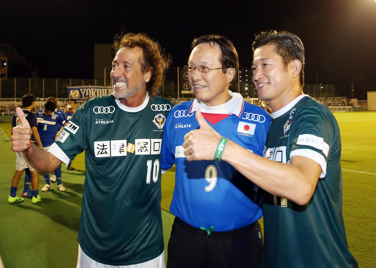 17年8月、J2東京V永井秀樹ユース監督兼GM補佐引退試合　「ヴェルディレジェンズ」対「Jレジェンズ」　試合後、記念撮影する、左からラモス瑠偉、釜本邦茂、カズ