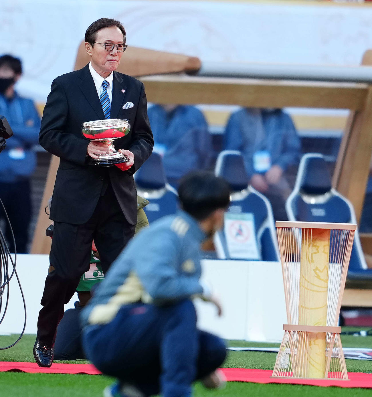 浦和対大分　試合前、天皇杯を手に入場する釜本氏（撮影・江口和貴）