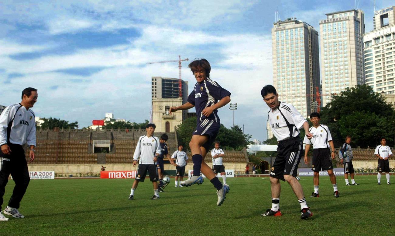 2004年アジア杯・日本代表練習　練習前に、釜本邦茂氏（左）らとボール回しを行う中村俊輔（撮影・たえみ朱美）＝2004年7月22日、中国・重慶アジア杯2004　アジアカップ