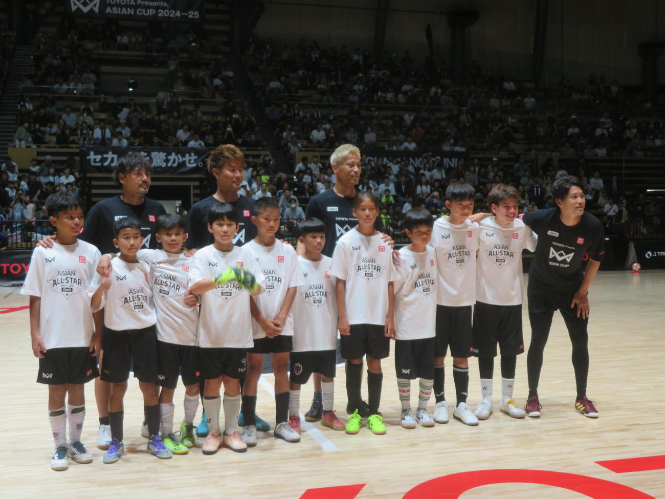 4人制サッカー「4v4」のアジア杯のスペシャルマッチに出場した、後列左から元日本代表の松井大輔氏、柿谷曜一朗氏、本田圭佑、前列右は内田篤人氏（撮影・佐藤成）