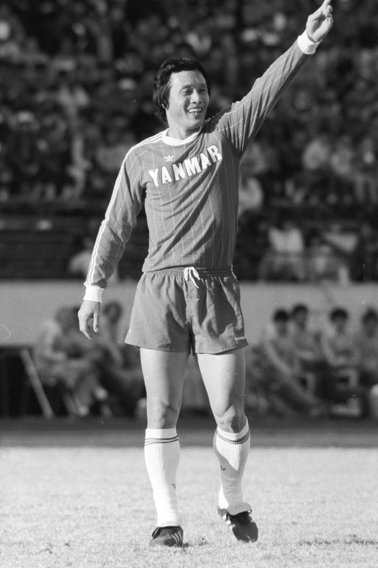 天皇杯・決勝　日産対ヤンマー　手を上げるヤンマー・釜本邦茂＝1984年1月1日