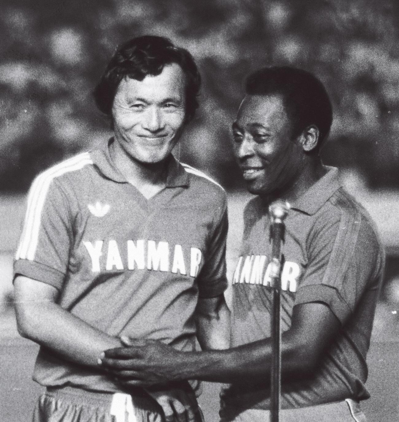 釜本邦茂（左）の引退試合に駆けつけたペレ。セルジオ越後氏は、この時のペレの通訳を務めた＝1984年8月25日