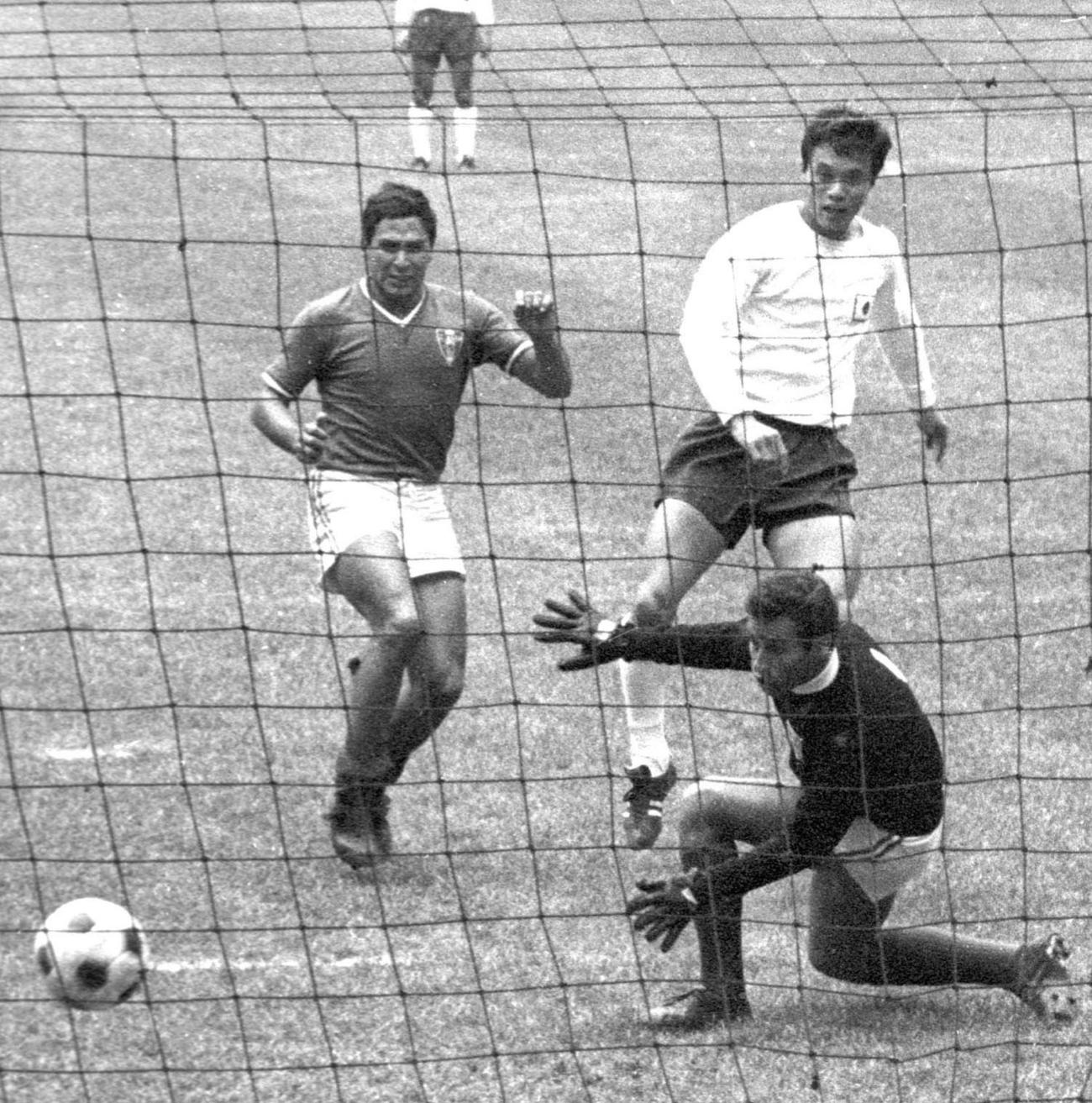 68年10月、メキシコ五輪サッカー3位決定戦のメキシコ戦で、先制点を決める釜本さん（後方右）（共同）＝68年10月