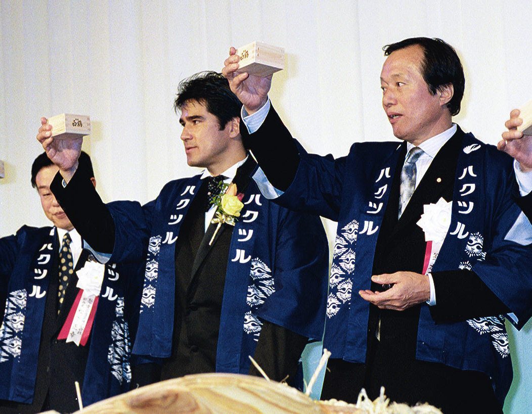 引退式で乾杯する永島昭浩氏、右は釜本邦茂氏（2001年4月撮影）
