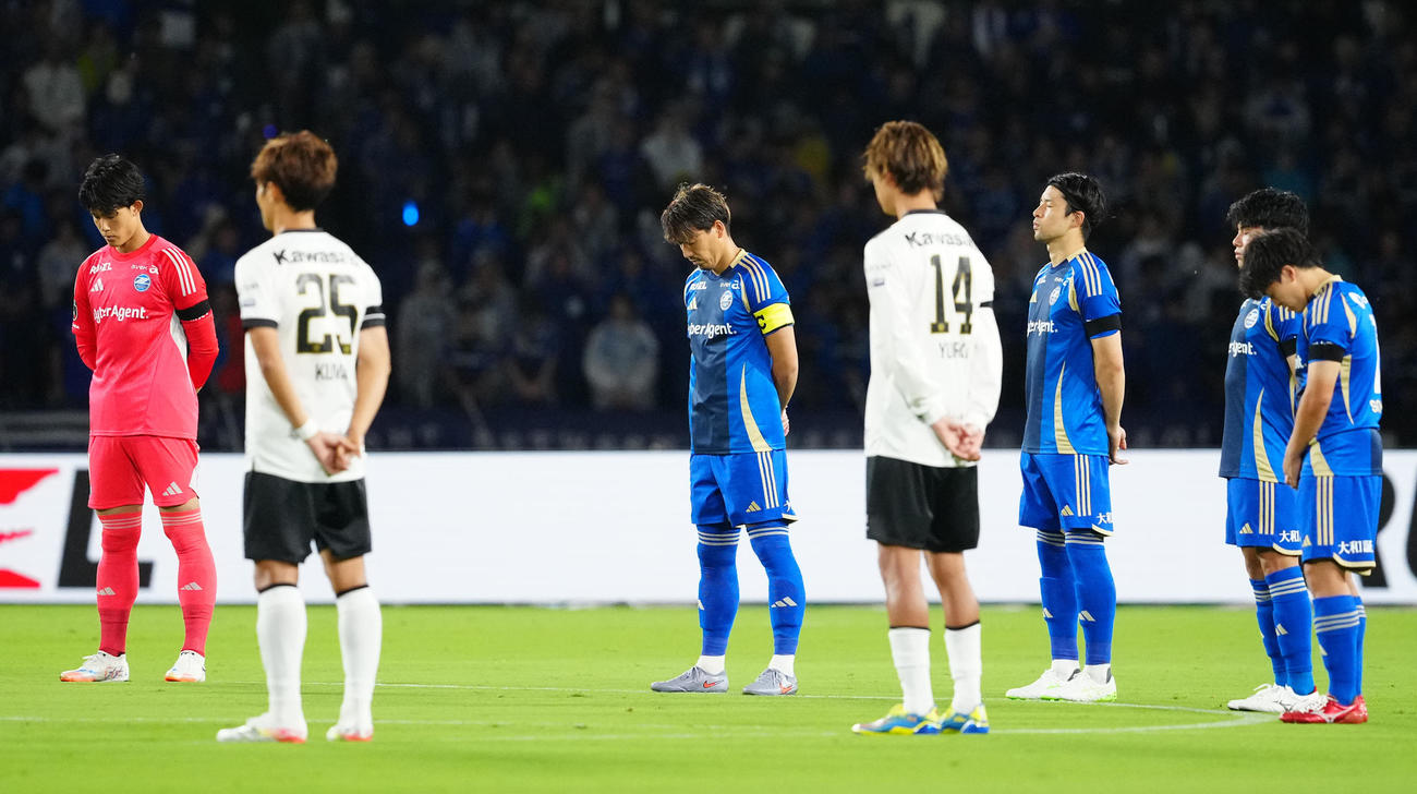 町田対神戸　試合前、釜本氏への哀悼の意を表し、黙とうをささげる選手たち（撮影・江口和貴）