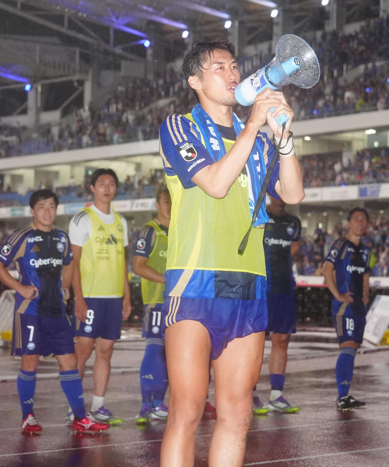 町田対神戸　試合後、サポーターにあいさつする町田菊池（撮影・江口和貴）