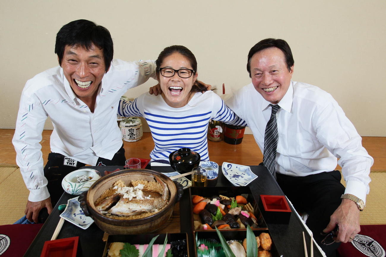 11年12月、たいめしを前に笑顔で肩を組む左から明石家さんま、澤、釜本氏