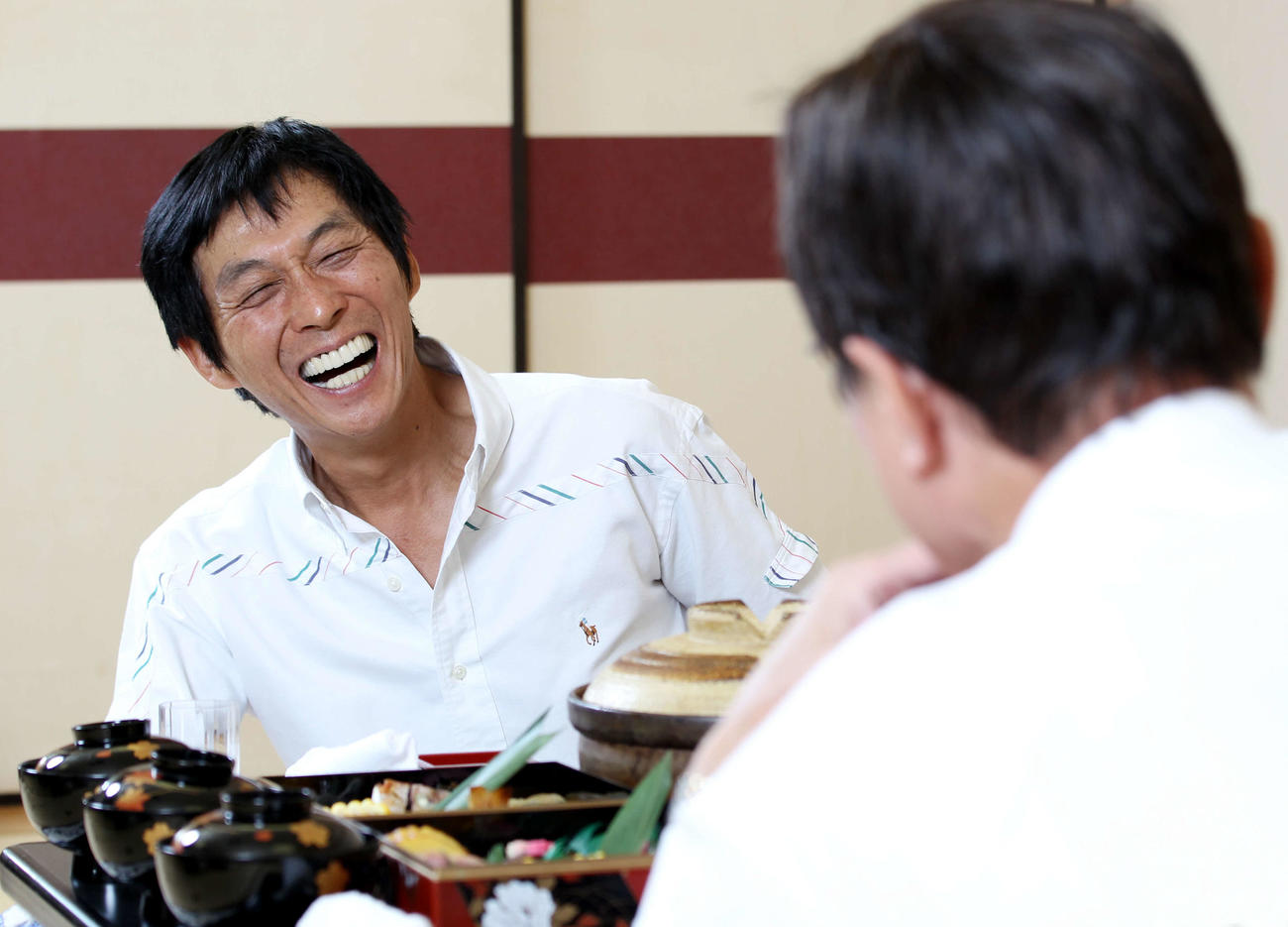 釜本邦茂氏（手前）とサッカー談義に花を咲かせて、大笑いする明石家さんま（撮影・浅見桂子）